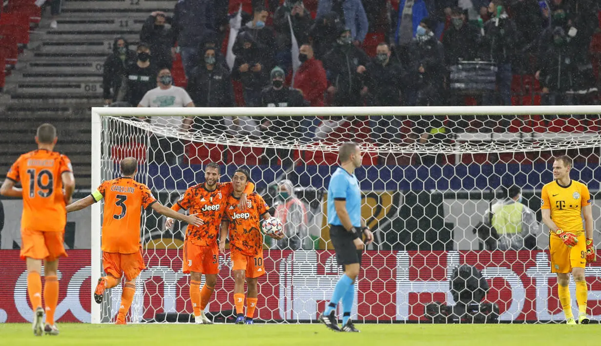 Pemain Juventus Paulo Dybala (ketiga kanan) melakukan selebrasi usai mencetak gol ke gawang Ferencvaros pada pertandingan Grup G Liga Champions di Puskas Arena, Budapest, Hungaria, Rabu (4/11/2020). Juventus menang 4-1. (AP Photo/Laszlo Balogh)