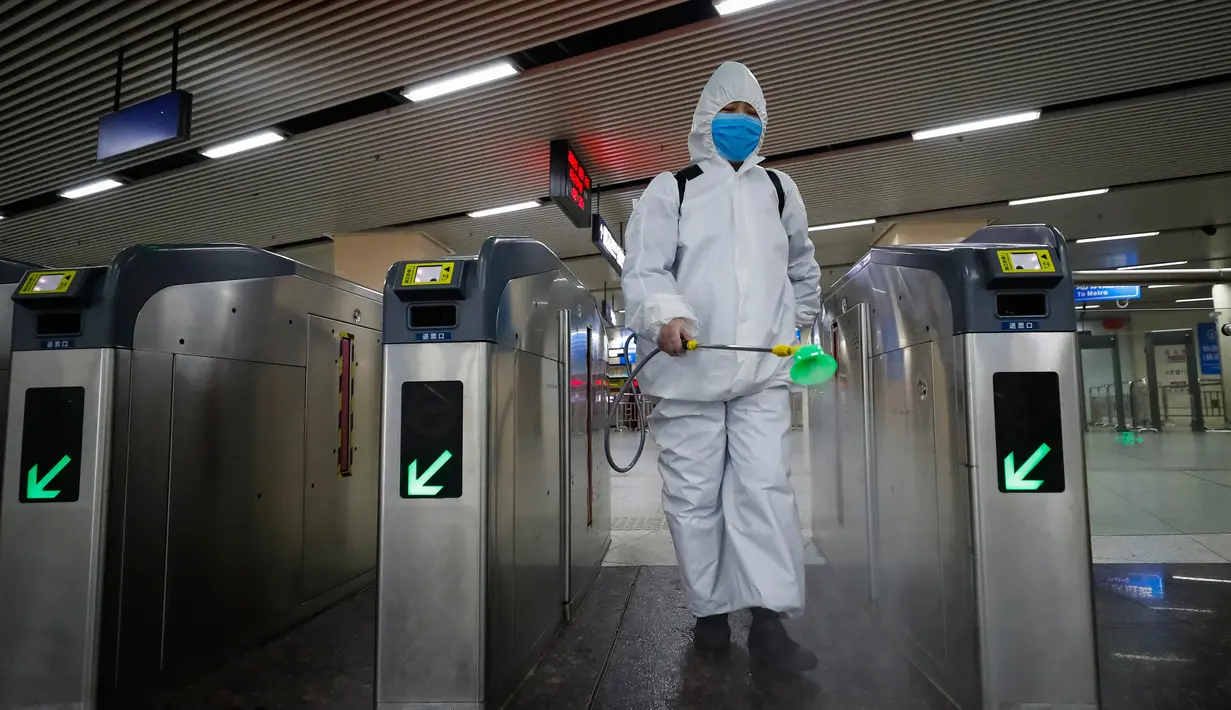 Seorang staf melakukan disinfeksi di area bawah tanah Stasiun Kereta Api Hankou di Wuhan, Provinsi Hubei, China tengah, pada 23 Maret 2020Masyarakat perlu mendaftarkan nama asli mereka jika ingin menggunakan transportasi umum atau taksi di kota tersebut. (Xinhua/Shen Bohan)