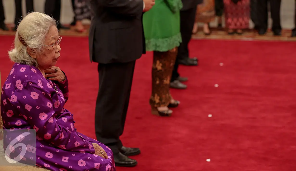 Ahli waris menunggu untuk menerima piagam gelar pahlawan nasional yang diberikan langsung oleh Presiden Jokowi di Istana Negara, Jakarta, Kamis (5/11). Kelima tokoh tersebut dinilai memiliki jasa besar bagi Bangsa Indonesia. (Liputan6.com/Faizal Fanani)
