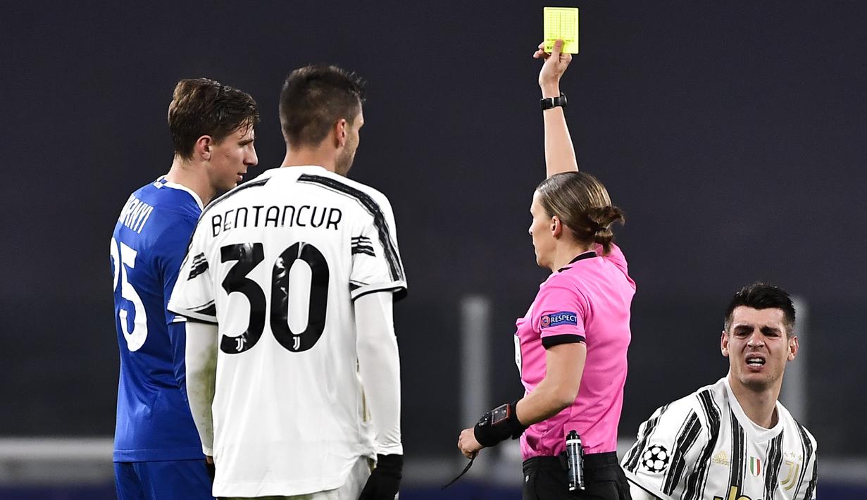 Bek Dynamo Kiev, Illya Zabarnyi mendapat kartu kuning dari wasit Stephanie Frappart saat pertandingan Grup G Liga Champions antara Juventus vs Dynamo Kiev di Allianz Stadium, Kamis (3/12/2020) dinihari WIB. Frappart menjadi wasit perempuan pertama dalam Liga Champions (Marco Alpozzi/LaPresse via AP)