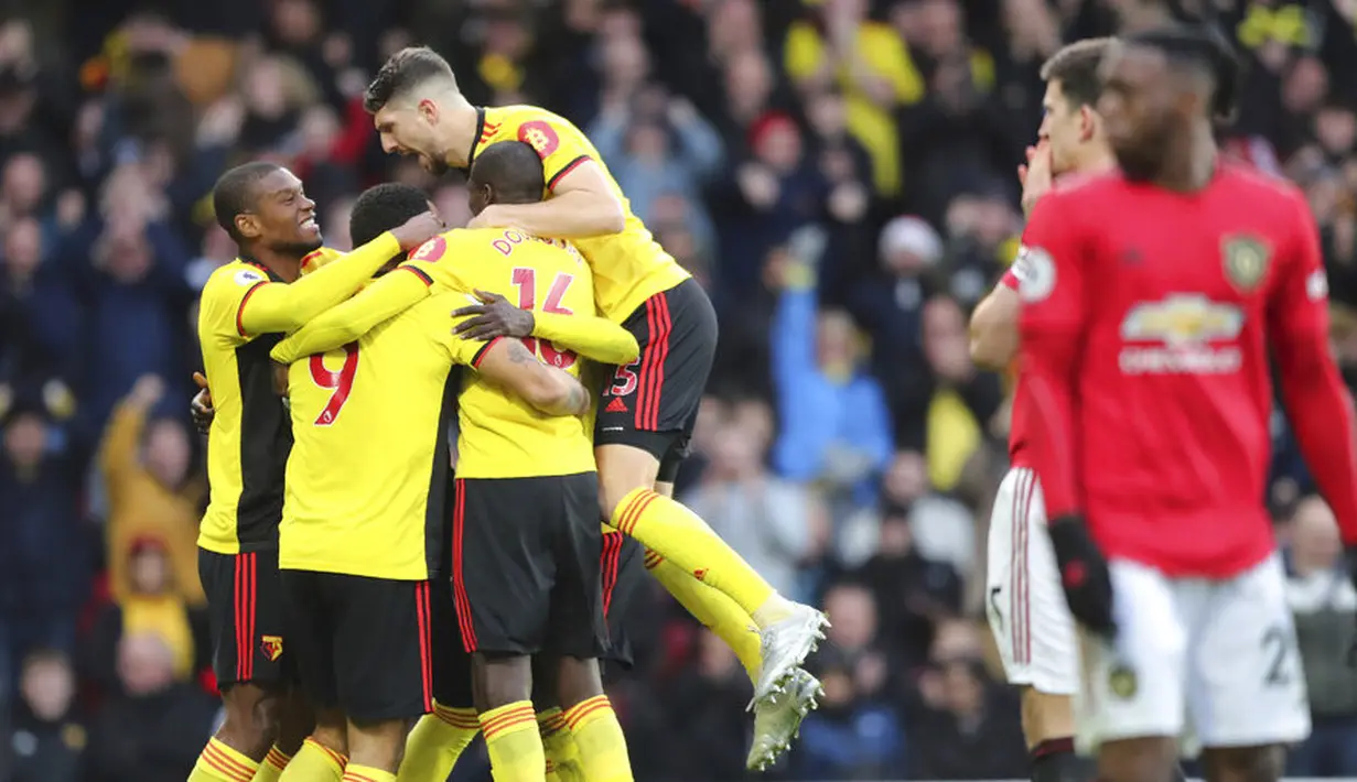 Para pemain Watford merayakan gol yang dicetak oleh Ismaila Sarr ke gawang Manchester United pada laga Premier League 2019 di Stadion Vicarage Road, Minggu (22/12). Watford menang 2-0 atas Manchester United. (AP/Petros Karadjias)