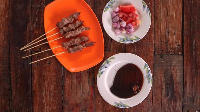 Menyantap Sate Tegal Kambing Muda Yang Empuk Dan Terjangkau