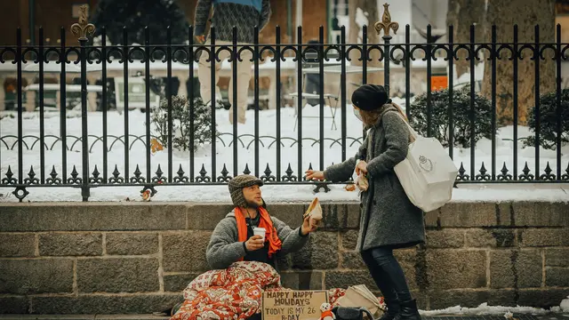 Ilustrasi Sedekah/Photo by Jon Tyson on Unsplash