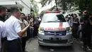 Mobil ambulance pembawa jenazah Ashraf Sinclair. Didepan rumah terlihat sudah penuh awak media dan warga sekitar. (Bambang E Ros/Fimela.com)