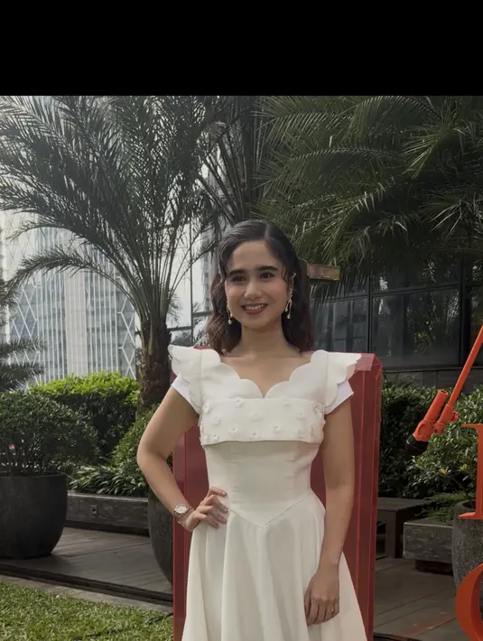 Tissa Biani tampil totalitas dengan dress cloud collar dan embellisment 3D bunga. Siluet pinggang yang fit dipadu dengan rok ruffle yang flowy dan open to heels