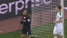 Kejadian lucu dialami mantan striker Manchester United yang kini membela Bayer Leverkusen, Javier 'Chicharito' Hernandez di Bundesliga.