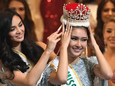 Kontestan asal Indonesia, Kevin Lilliana saat menerima mahkota Miss International 2017 dari Miss International 2016, Kylie Verzosa dari Filipina selama final Miss International Beauty Pageant di Tokyo, Jepang (14/11). (AFP Photo/Toshifumi Kitamura)