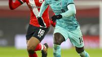 Pemain Liverpool Sadio Mane (kanan) mengambil bola dari pemain Southampton Yan Valery pada pertandingan Liga Inggris di St Mary's Stadium, Southampton, Inggris, Senin (4/1/2021). Southampton menang 1-0 atas Liverpool. (AP Photo/Noami Baker,Pool)
