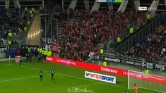 Tiga supporter Lille alami cedera serius dan harus mendapatkan perawatan di rumah sakit karena robohnya pagar pembatas di tribun penonton.