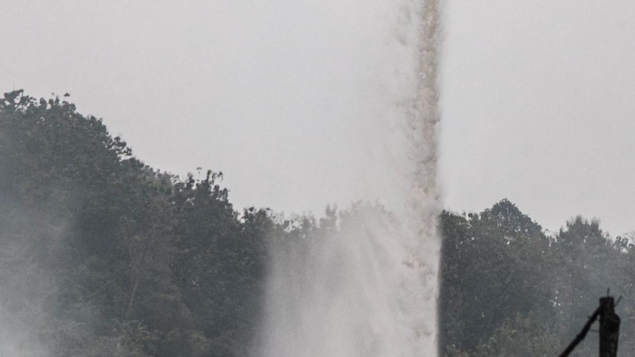 Saat ini proses pemadaman masih difokuskan melalui jalur udara dengan mengerahkan helikopter water boombing dari BNPB.