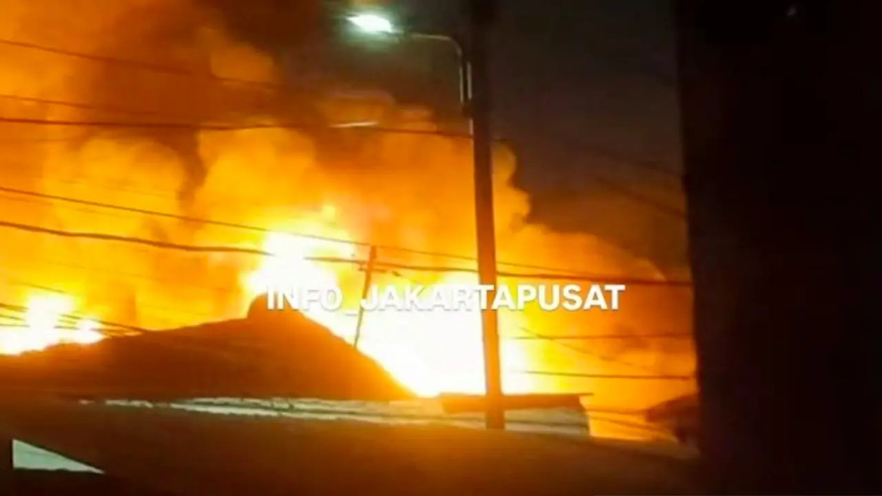 Kebakaran melanda permukiman padat di Jalan Kramat Pulo Dalam, Kelurahan Kramat, Kecamatan Senen, Jakarta Pusat, Kamis (8/10/2026) malam.