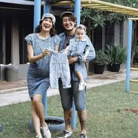 Hamil anak kedua, Nadine Chandrawinata tampil kian menawan dengan gaya fashion-nya yang khas. [Foto: Nadine Chandrawinata/ Instagram]