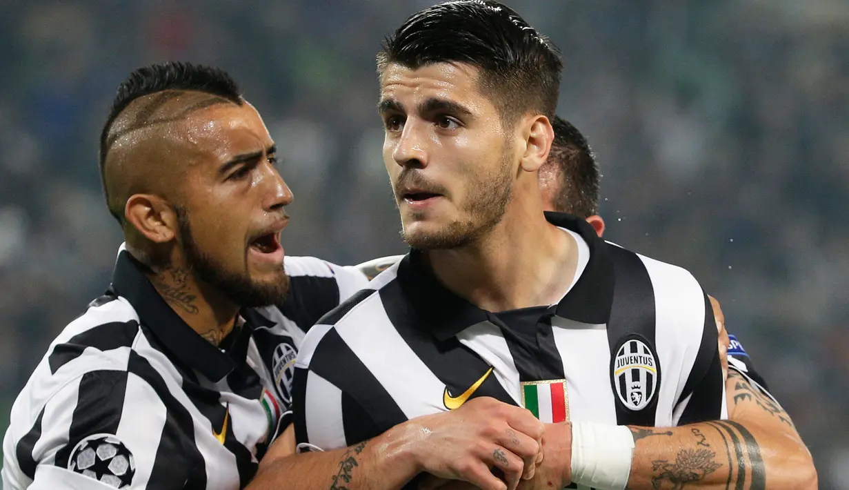 Penyerang Juventus, Alvaro Morata (kanan) merayakan selebrasi usai mencetak gol ke gawang Real Madrid pada leg pertama babak semifinal Liga Champions di Juventus Stadium, Rabu (6/5/2015). Juventus menang 2-1 atas Real Madrid. (Reuters/Max Rossi)