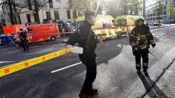 Polisi memasang garis polisi di sekitar Masjid Agung Brussels, Belgia, setelah ditemukan paket berisikan serbuk putih yang dikhawatirkan Anthrax, Kamis (26/11). Petugas juga mengevakuasi 11 orang didekontaminasi. (AFP PHOTO/EMMANUEL Dunand)