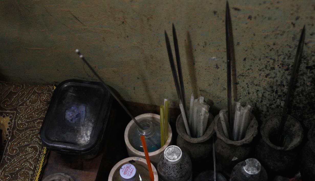 Alat yang dipakai oleh biksu Budha untuk menato di Wat Bang Phra, Nakhon Pathom, Thailand , (18/3). Mereka percaya bahwa bila mereka menato tubuhnya maka akan mendapatkan keuntungan di kehidupan nantinya. (REUTERS / Chaiwat Subprasom)