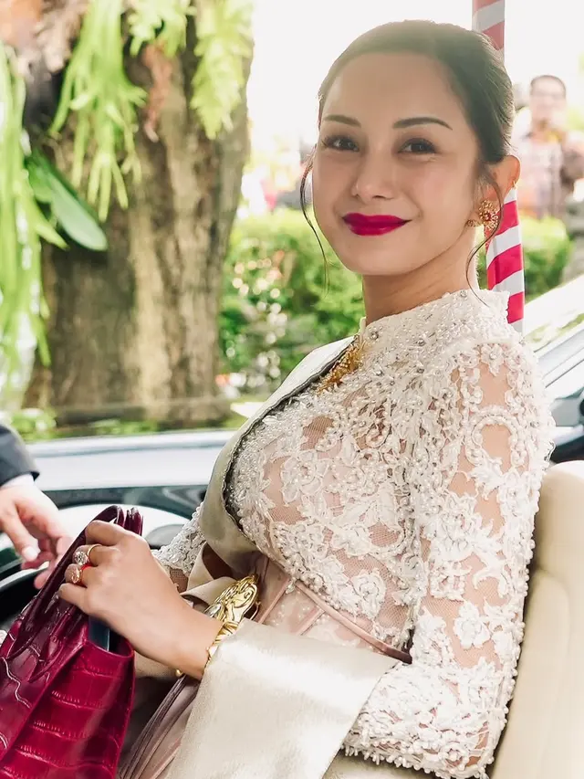 Kirana Larasati tampil modern dengan tas merahnya. [@kiranalarasati]