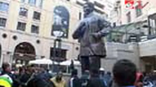 Patung Nelson Mandela dibuat sebagai wujud suka rakyat Afsel atas tumbangnya rezim apartheid atau politik pemisahan warna kulit. 