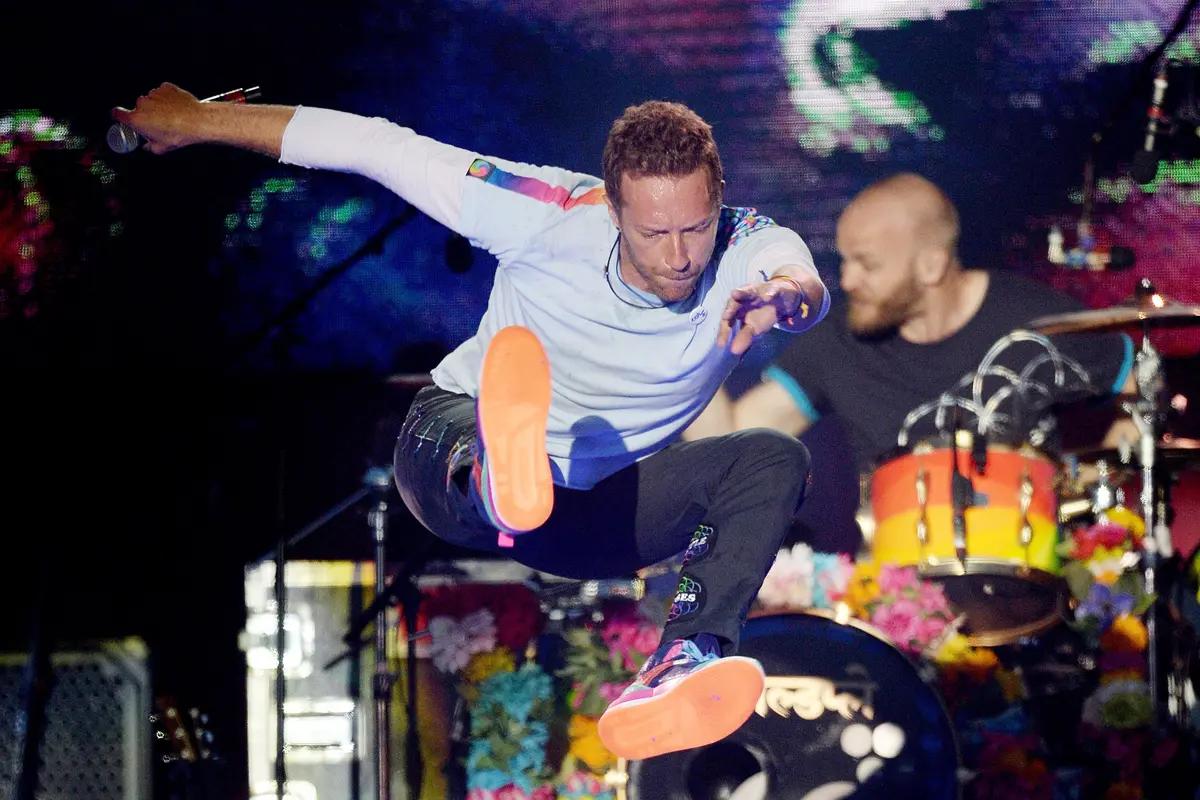 [Bintang] Coldplay Nyanyi Lagu Oasis, One Love Manchester Karaoke Masal