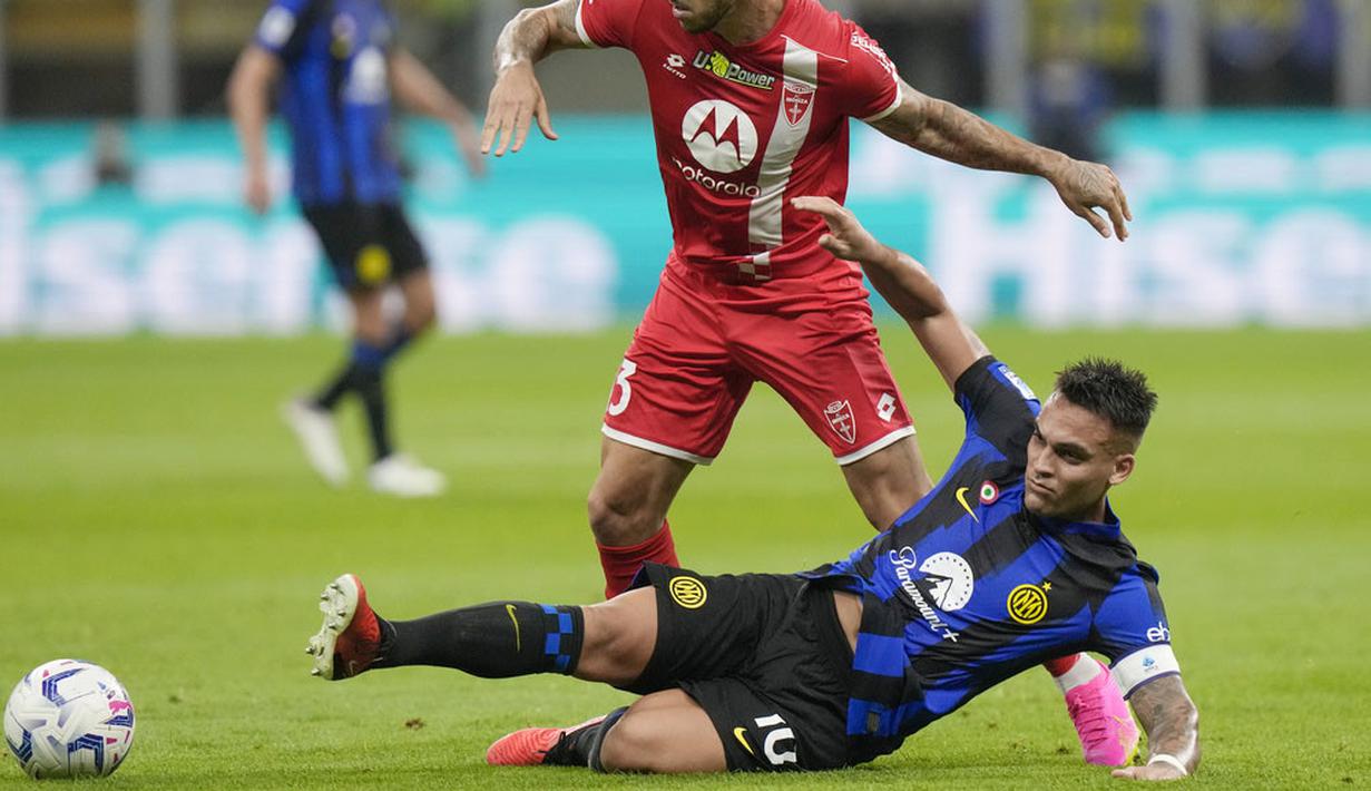 Pemain Inter Milan, Lautaro Martinez, berusaha merebut bola dari pemain Monza, Pedro Pereira, pada laga perdana Serie A musim 2023/2024 di Stadion Giuseppe Meazza, Minggu (20/8/2023). Inter Milan menang dengan skor 2-0. (AP Photo/Luca Bruno)