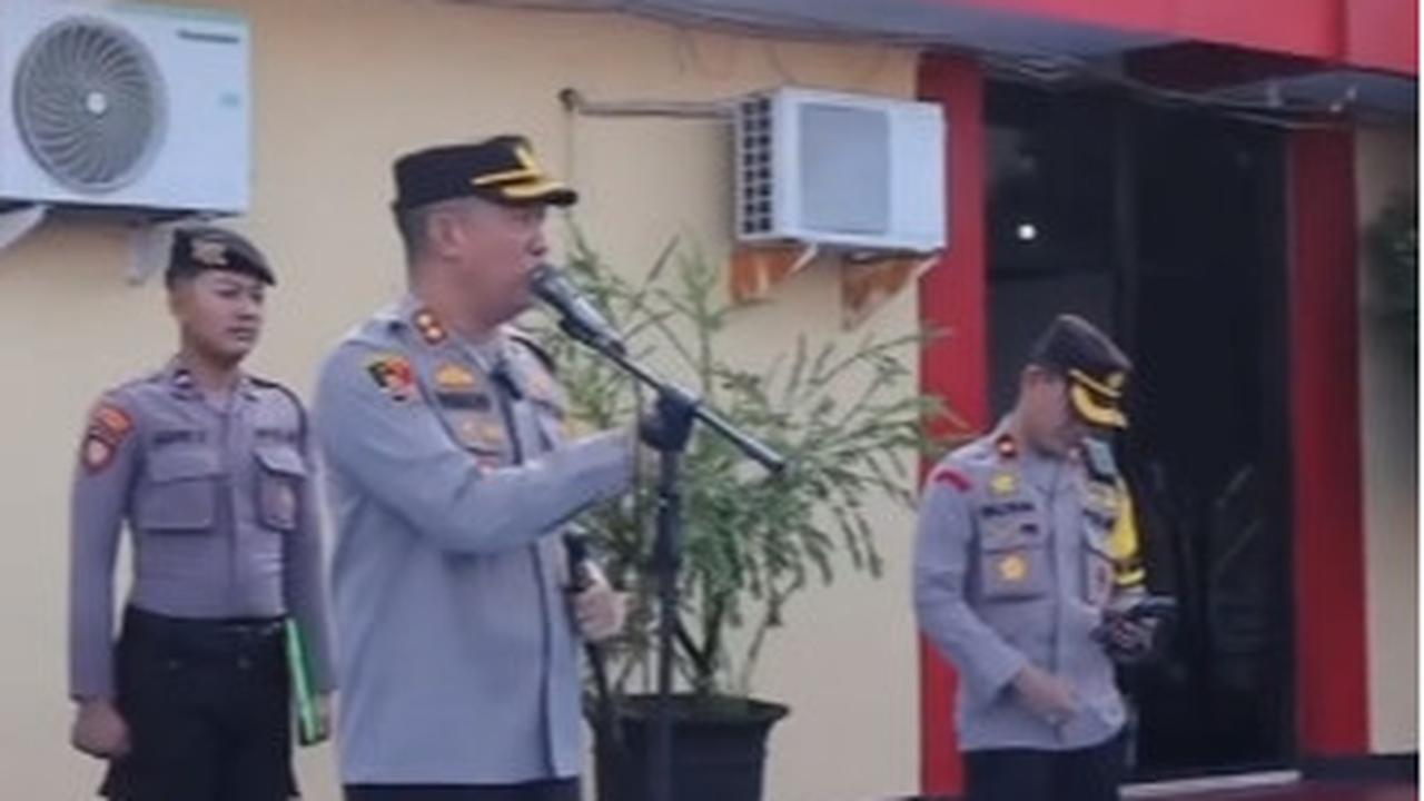 "Momen Kapolres Tarakan menyuruh anggota romantis kepada suami atau istrinya," demikian dikutip dari keterangan video.