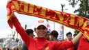 Suporter wanita Timnas Vietnam membentangkan syal jelang memasuki Stadion Pakansari, Bogor, Sabtu (3/12). Timnas Vietnam akan melakoni laga tandang semifinal pertama Piala AFF 2016 melawan Indonesia. (Liputan6.com/Helmi Fithriansyah)