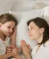 Helicopter parenting dikenal sebagai pola asuh yang sangat protektif dan penuh kontrol. (Foto/dok: Pexels/Artem Podrez)