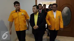 Setya Novanto (tengah) didampingi Agung Laksono (kanan) saat tiba di Kantor DPP Golkar, Jakarta, Kamis (19/1). Dualisme kepemimpinan Kesatuan Organisasi Serbaguna Gotong-Royong (Kosgoro) 1957 berakhir. (Liputan6.com/JohanTallo)