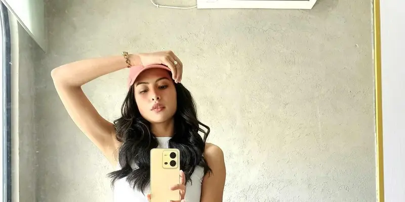 Gaya Mirror Selfie Maudy Ayunda, Pancarkan Aura Inner Child