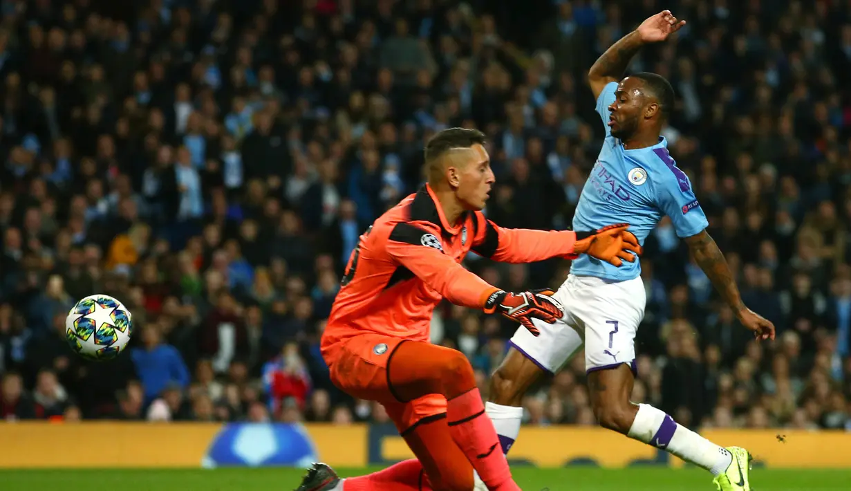 Pemain Manchester City Raheem Sterling (kanan) mencetak gol ke gawang Atalanta saat bertanding pada laga Liga Champions di Stadion Etihad, Manchester, Inggris, Selasa (22/10/2019). Manchester City menang 5-1 dengan tiga gol Raheem Sterling dan dua dari Sergio Aguero. (AP Photo/Dave Thompson)