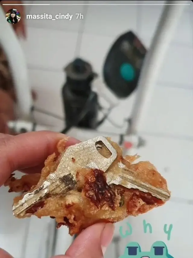 7 Potret Kocak Benda Aneh dalam Gorengan Ini Bikin Gagal Buka Puasa