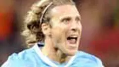 Bukan salah satu anggota skuad Spanyol atau Belanda yang memenangkan gelar Pemain Terbaik PD 2010, akan tetapi striker Uruguay Diego Forlan. Sedangkan Sepatu Emas direngkuh striker Jerman Thomas Mueller. 