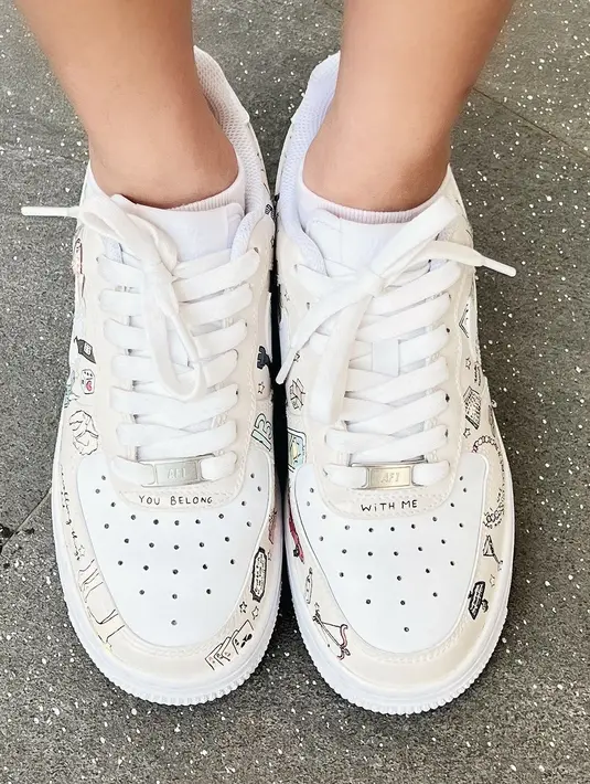 Tampilan manis ala Swifties ini makin totalitas sneakers bertuliskan You Belong With Me [@prillylatuconsina96]