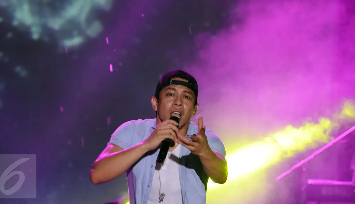 Vokalis grup band NOAH, Ariel saat tampil menghibur usai perhelatan Achilles Motorsport Festival 2015 di JIExpo Kemayoran Jakarta, Sabtu (19/12/2015). Sekitar satu jam NOAH tampil memukau penggemarnya. (Liputan6.com/Helmi Fithriansyah)