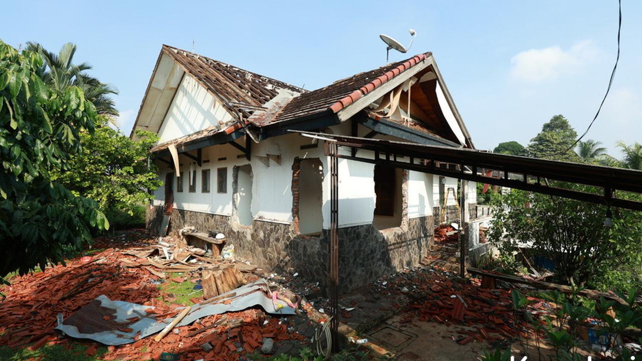 9 Potret Rumah Atalarik Syach yang Dieksekusi Aparat, Dinding Rumah Jebol dan Genteng Hancur