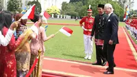 Presiden Joko Widodo (Jokowi) menyambut kedatangan Raja Swedia Carl XVI Gustaf di Istana Kepresidenan Bogor, Senin (22/5).  Jokowi dan Raja Swedia akan melakukan pertemuan bilateral dan penandatanganan nota kesepahaman. (Liputan6.com/Angga Yuniar)