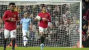 Penyerang Manchester United, Marcus Rashford berselebrasi usai mencetak gol ke gawang Manchester City pada pertandingan leg pertama semifinal Piala Liga Inggris di Old Trafford (7/1/2020). City menang 3-1 atas MU. (AP Photo / Jon Super)