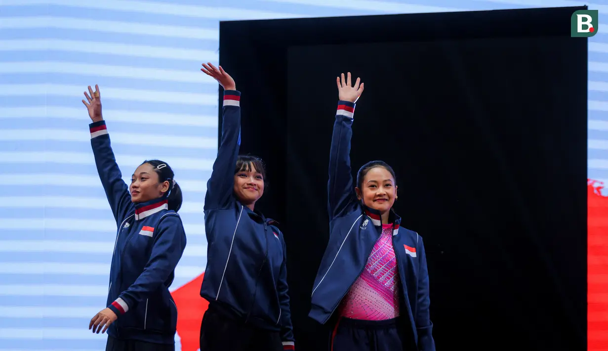 <p>Tim senam putri Indonesia, Larasati Rengganis (kiri), Alarice Mallica Prakoso (tengah), dan Salsabilla Hadi Pamungkas (kanan) menyapa penonton saat melakukan podium training jelang Kejuaraan Dunia Gimnastik 2025 di Indonesia Arena, Senayan, Jakarta, Sabtu (18/10/2025). (Bola.com/Bagaskara Lazuardi)</p>