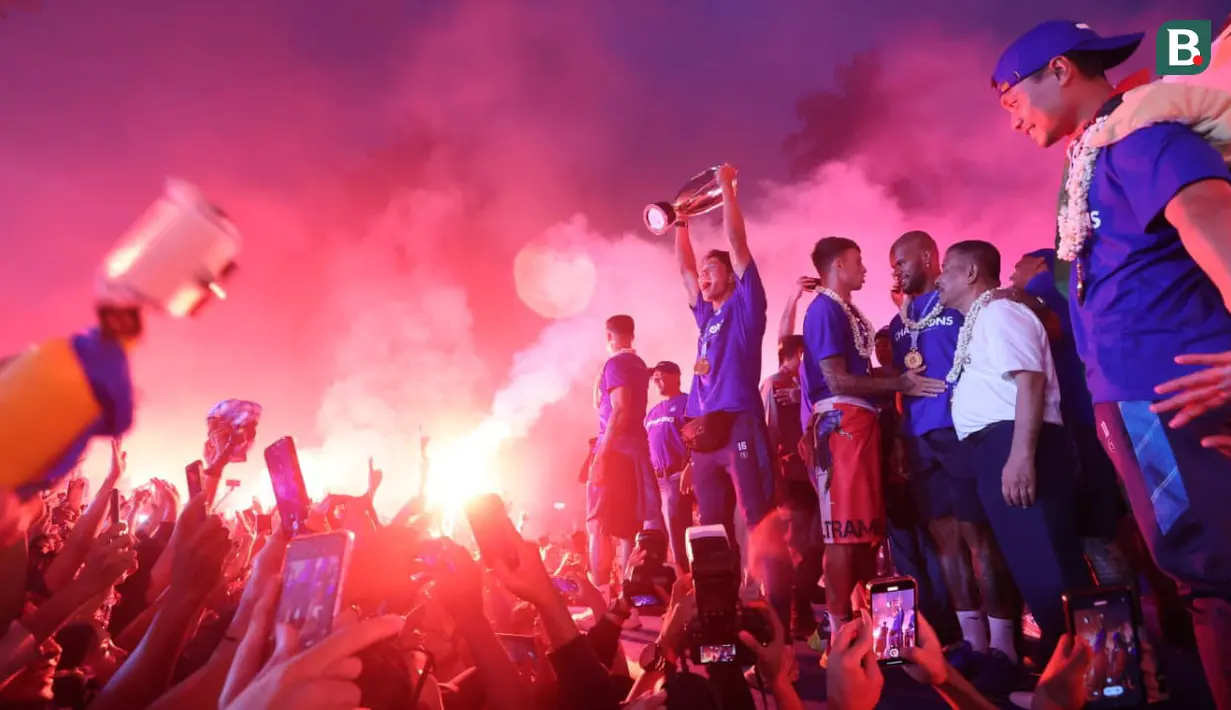 Selebrasi bek Persib Bandung, Achmad Jufriyanto di atas panggung utama dengan trofi juara BRI Liga 1 2023/2024 setelah tiba di Gedung Sate, Kota Bandung, Sabtu (1/6/2024) sore usai melakukan pawai juara. (Bola.com/M Iqbal Ichsan)