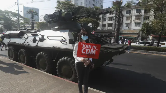 Militer Kerahkan Kendaraan Lapis Baja di Kota-Kota Myanmar