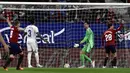 Osasuna langsung menyamakan skor 1-1 semenit kemudian melalui Ante Budimir usai menerima umpan Chimy Avila. (AP/Alvaro Barrientos)