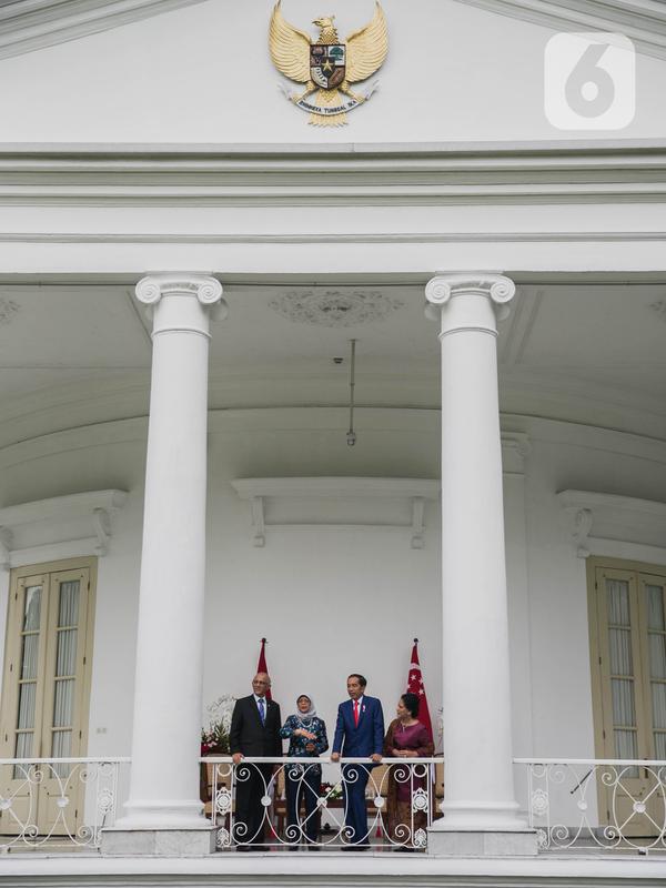Presiden Joko Widodo (kedua kanan) didampingi Ibu Negara, Iriana Widodo berbincang dengan Presiden Singapura, Halimah Yacob (kedua kiri) didampingi suaminya, Mohamed Abdullah Alhabshee, saat kunjungan kenegaraan di beranda Istana Bogor, Jawa Barat, Selasa (4/3/2020). (Liputan6.com/Faizal Fanani)