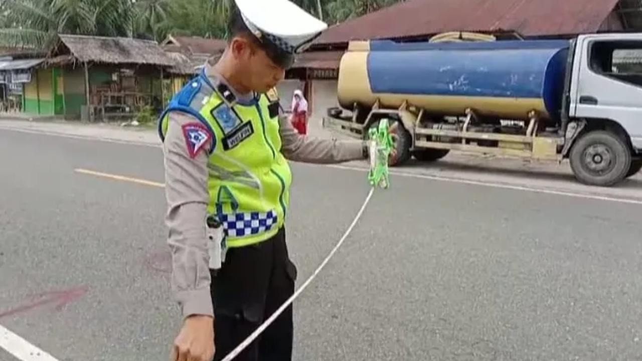 Kepada polisi, JB mengaku dirinya anggota DPRD Padang Pariaman. Saat ini dia sudah diamankan di Kantor Satlantas Polres Padang Pariaman.<br>