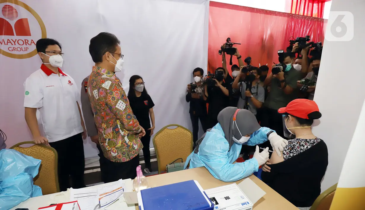 Menteri Kesehatan Budi Gunadi Sadikin (baju batik) meninjau vaksinasi di Kantor Mayora Head Office di Jalan Daan Mogot, Jakarta, Rabu (23/6/2021). Mayora Group mendukung program vaksinasi massal yang dicanangkan pemerintah untuk mencegah penyebaran Covid-19. (Liputan6.com/HO/Mayora)