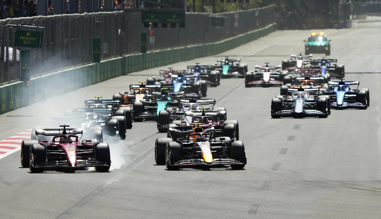 Pembalap Red Bull Sergio Perez memimpin balapan setelah start pada F1 GP Azerbaijan 2022 di Sirkuit Baku, Baku, Azerbaijan, 12 Juni 2022. Max Verstappen juara pertama diikuti Sergio Perez dan George Russell. (AP Photo/Sergei Grits)