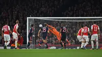 Kiper Arsenal, Petr Cech menghalau bola tendang gelandang Bayern Muenchen, Arturo Vidal pada pertandingan liga Champions di Emirates Stadium, London, Inggris  (20/10/15). Arsenal menang atas Muenchen dengan skor 2-0. (Reuters/Tony O'Brien)