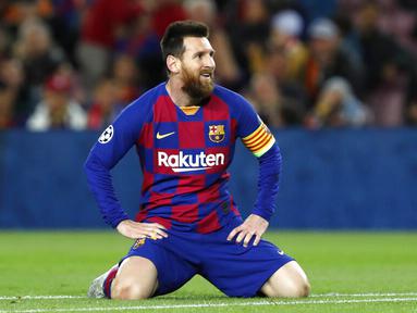 Kapten Barcelona, Lionel Messi, tersenyum saat gagal mencetak gol ke gawang Slavia Praha pada laga Liga Champions 2019 di Stadion Camp Nou, Selasa (5/11). Kedua tim bermain imbang 0-0. (AP/Joan Monfort)