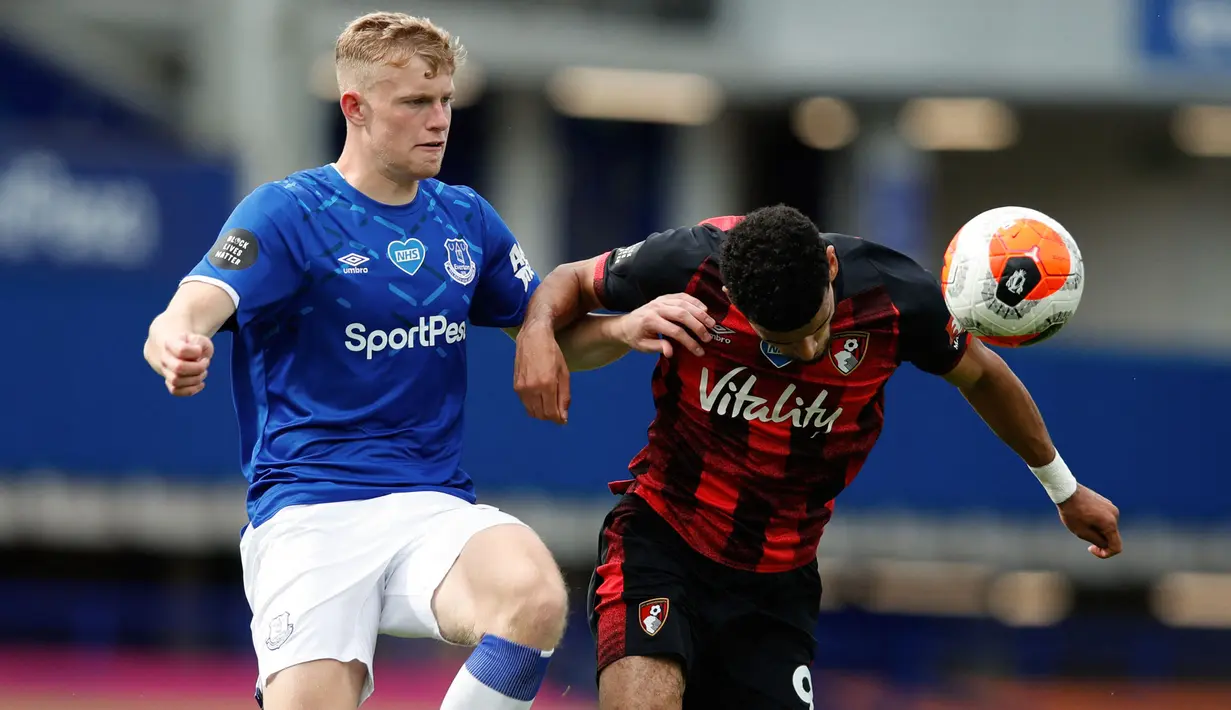 Jarrad Branthwaite (kiri) mendapatkan kesempatan bermain oleh Rafael Benitez saat Everton melawan Chelsea di pekan ke-17 Liga Inggris. Hebatnya, ia mampu tampil mengesankan dengan mencetak satu gol di usianya yang masih 19 tahun, 5 bulan, 19 hari. (AFP/Clive Burnskill)