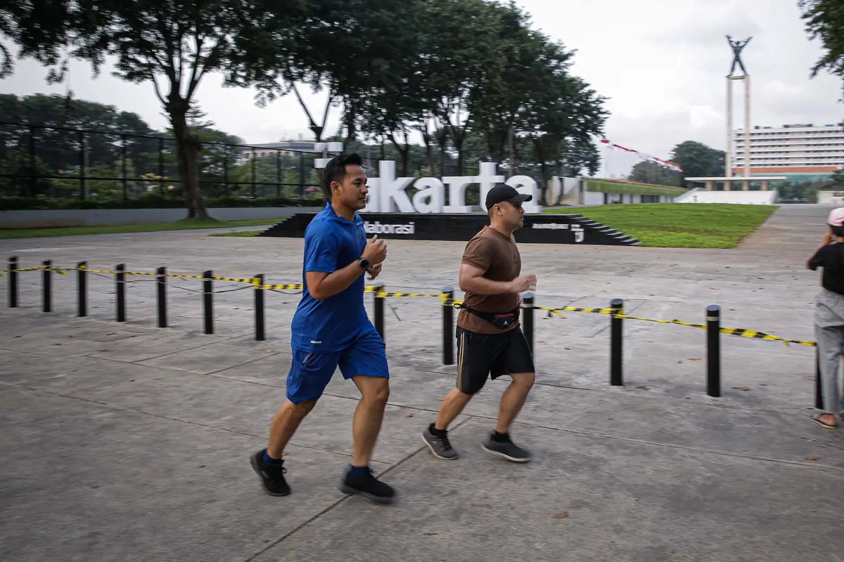 FOTO: Warga Manfaatkan Trotoar Lapangan Banteng untuk Berolahraga
