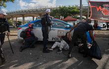 FOTO: Bentrokan Polisi dan Suporter Warnai Keberangkatan Flamengo