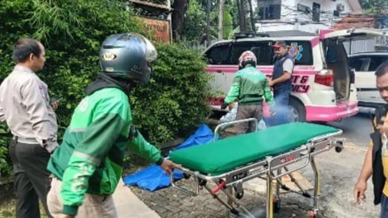 Pasangan suami istri mengalami kecelakaan saat berkendara sepeda motor di Jalan Kavling Polri, Ragunan, Pasar Minggu, Jakarta Selatan, Kamis (11/9/2025).